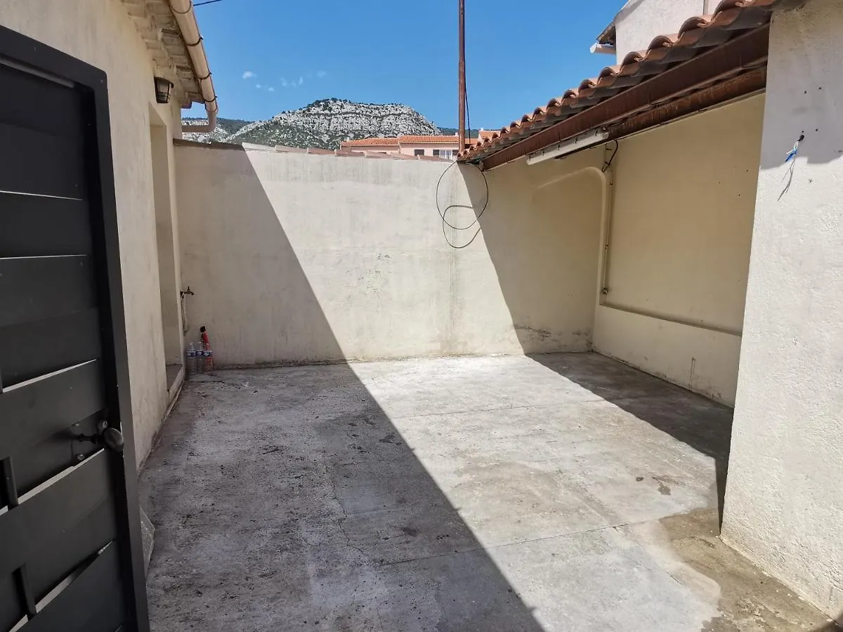 Appartement Maisonnette terrasse + parking à 8min des plages à Toulon